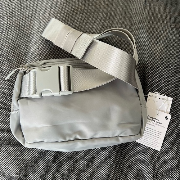 LULULEMON Everywhere Belt Bag 2L - Picture 2 of 5